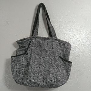 Thirty-One tote with interior pockets and key clip. Used